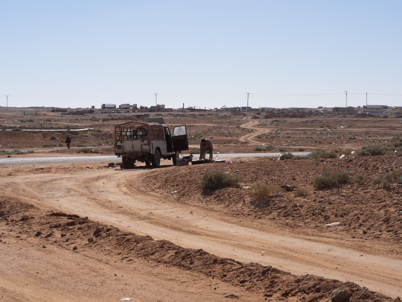 Illustration for article titled In War Torn Western Sahara, These Old Cars Are The King And Queen